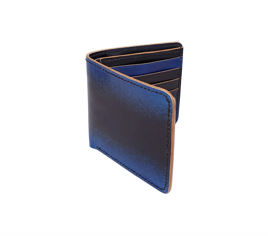 藍色植鞣革八卡短夾側面角度照,對折比例俐落,邊緣收邊細節清晰,展現皮革課程完成作品質感。