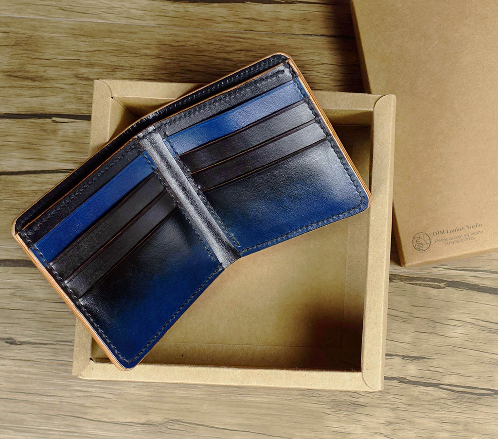 八卡短夾內部結構展示,左右各四卡層與中央大鈔夾層設計,植鞣革皮革手作短夾攤開收納清楚。