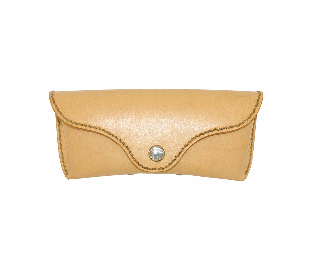 植鞣革手作眼鏡皮盒正面照,弧形蓋片設計搭配金屬釦收合,立體盒型結構清晰呈現。