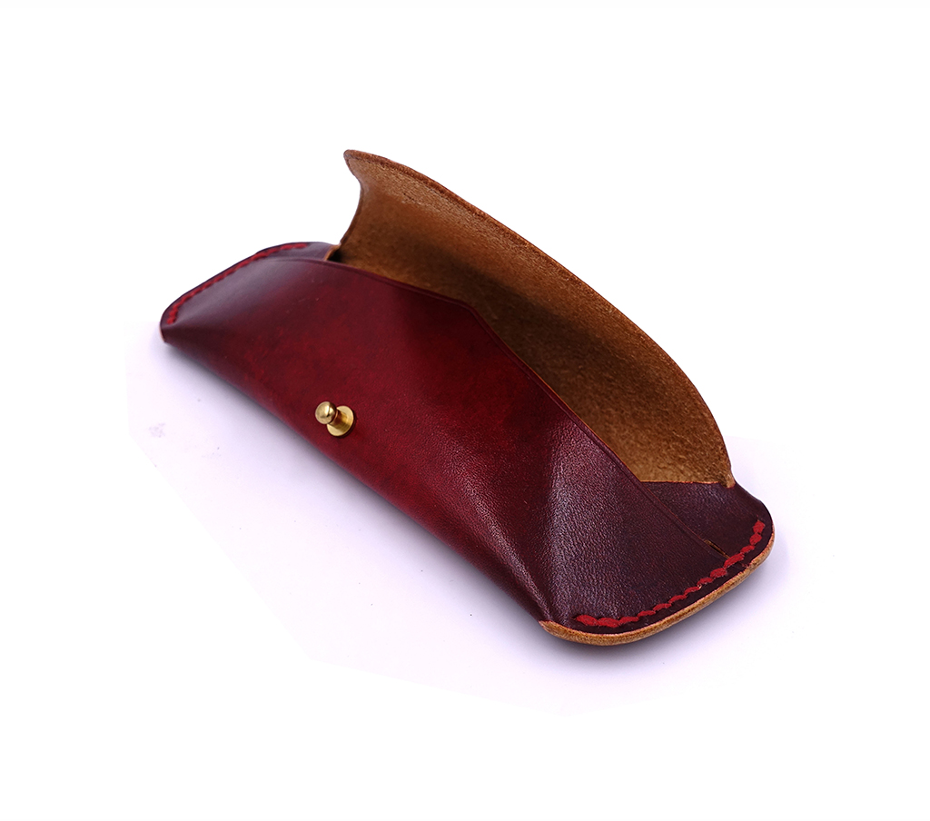 皮革眼鏡套打開側面結構照,可見內部鏡片收納空間與雙針手縫縫線細節。