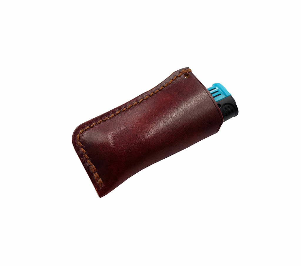 義大利植鞣革手縫打火機皮套,弧形包覆設計,尺寸約 8×5 公分,皮革質感自然細緻