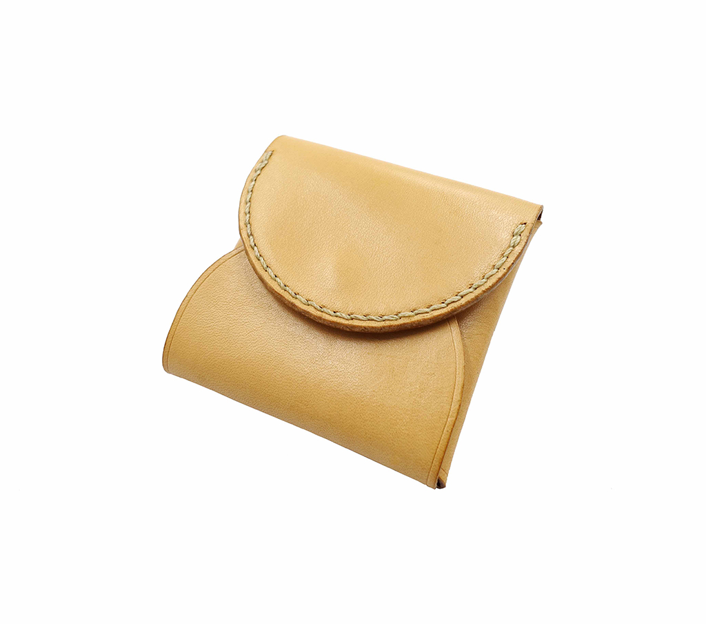 外方內圓零錢包課程成品正面照,方形包體與圓弧蓋片比例呈現,手縫細節清晰。