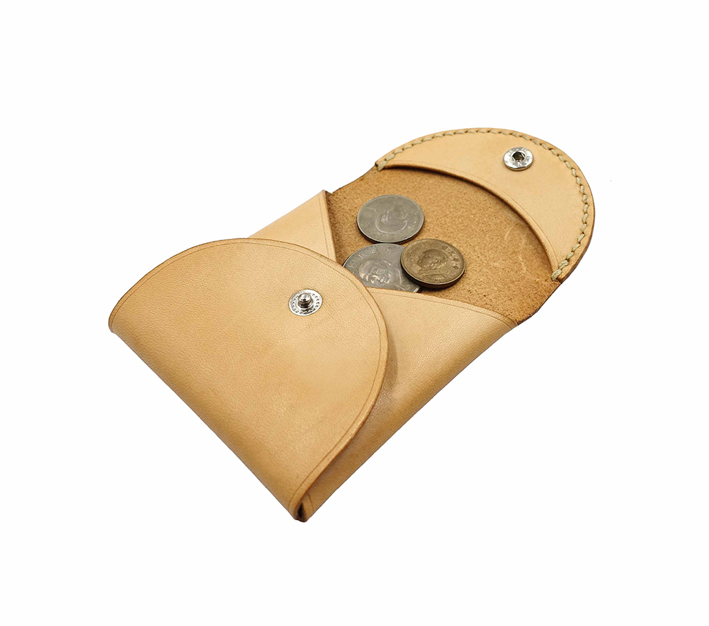 外方內圓零錢包內部收納示意,立體圓弧內袋放置零錢,展示結構與容量空間。