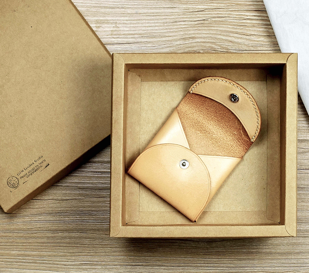 外方內圓零錢包打開展示,圓弧立體內袋結構與壓釦細節,植鞣革皮革手作零錢包設計。