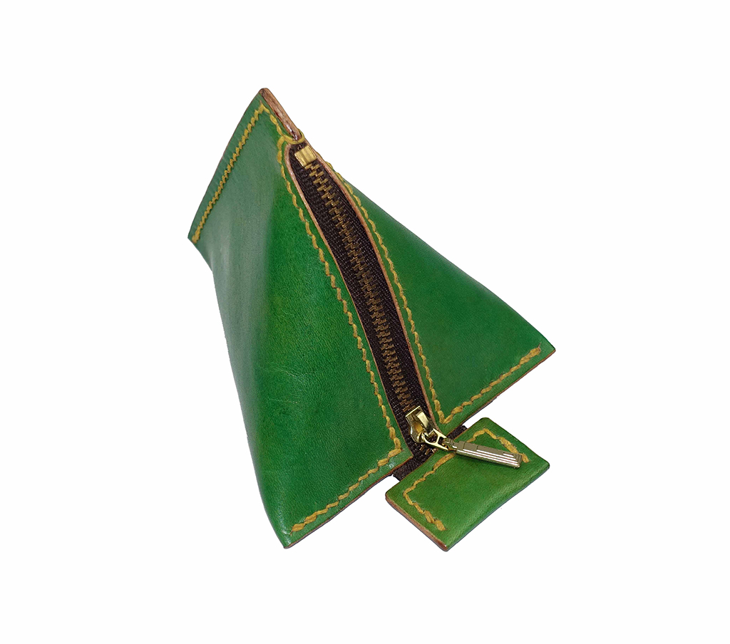 綠色植鞣革製作的粽子小零包,立體三角造型設計,搭配金屬拉鍊與手縫邊線細節,呈現皮革拉鍊零錢包的結構特色。
