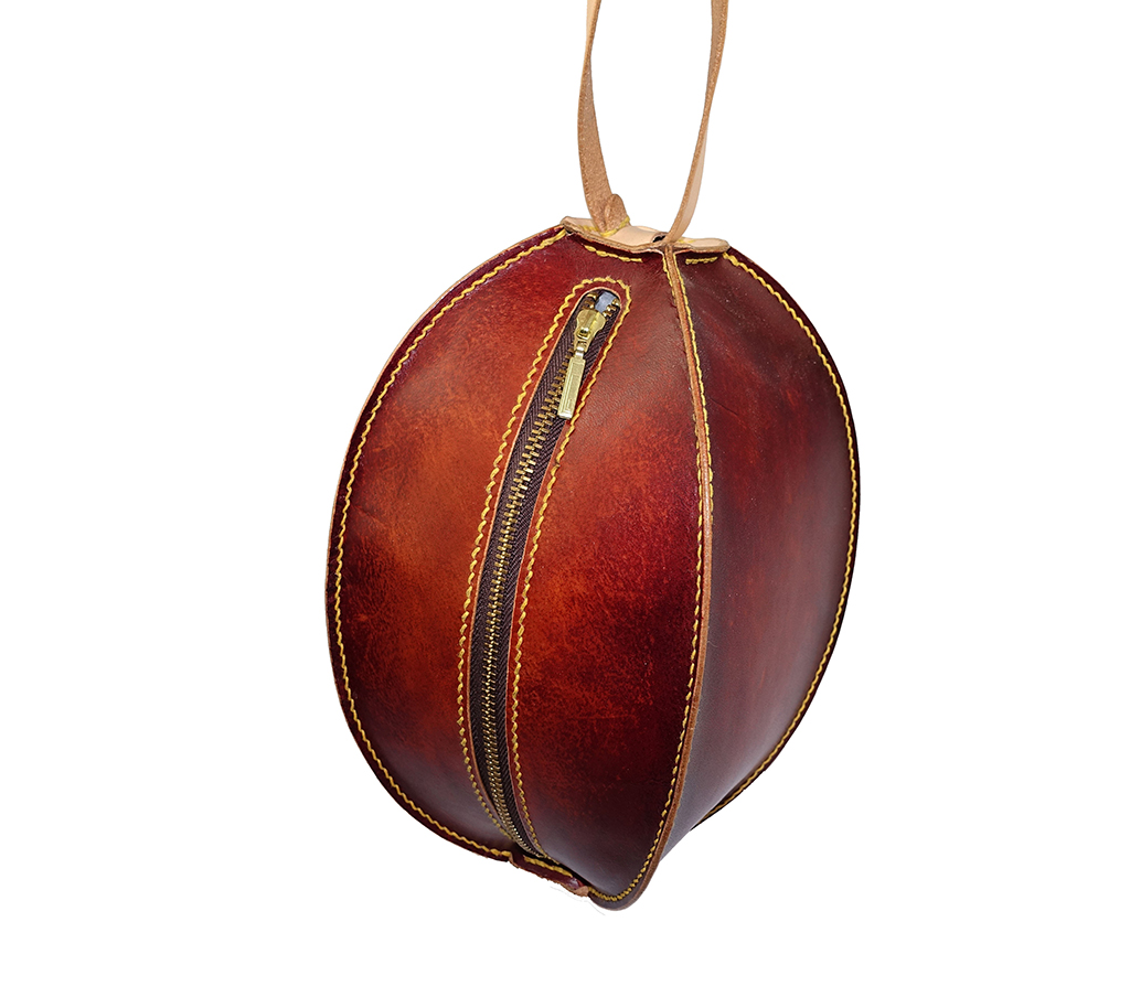 球型手拿包正面白底商品照,圓潤立體輪廓與弧形拉鍊設計,手工縫線與曲面結構細節清晰呈現。