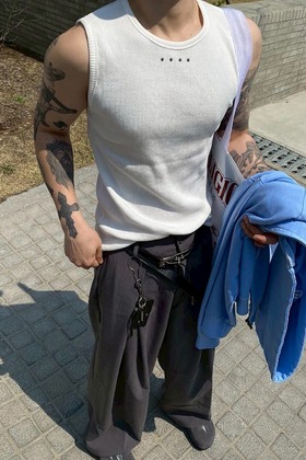 卯釘造型螺紋圓領背心 卯釘造型螺紋圓領背心