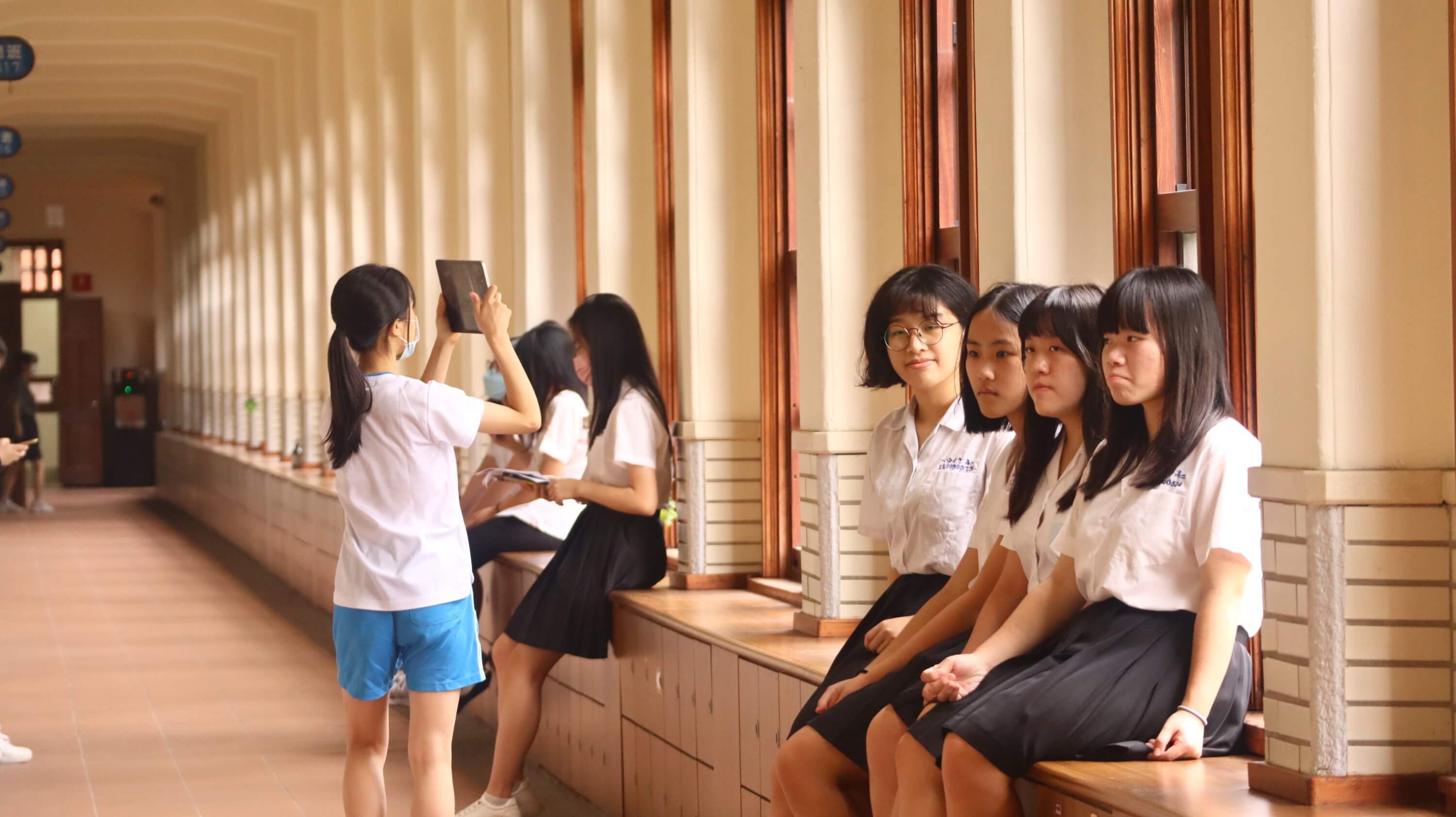 中山女中學生進行 iPad 拍攝