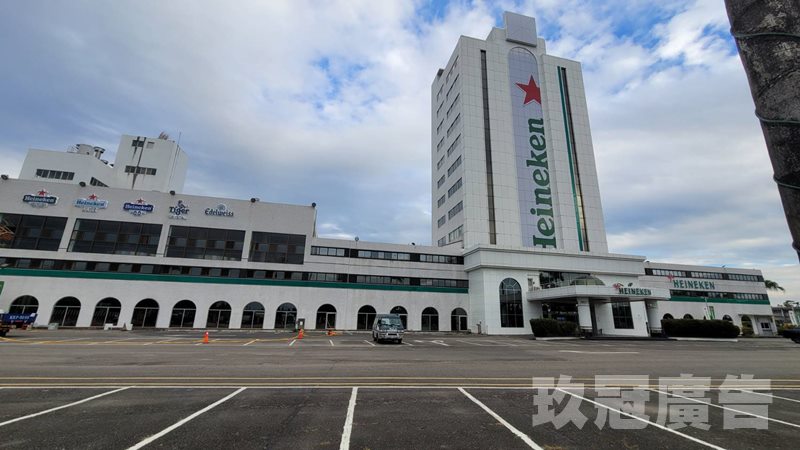 海尼根屏東龍泉啤酒廠外牆巨型千那論施工