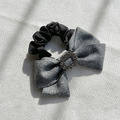 |髮繩|依然 • 灰色蝴蝶結 大腸圈髮圈髮飾 單只販售 |髮繩|依然 • 灰色蝴蝶結 大腸圈髮圈髮飾 單只販售