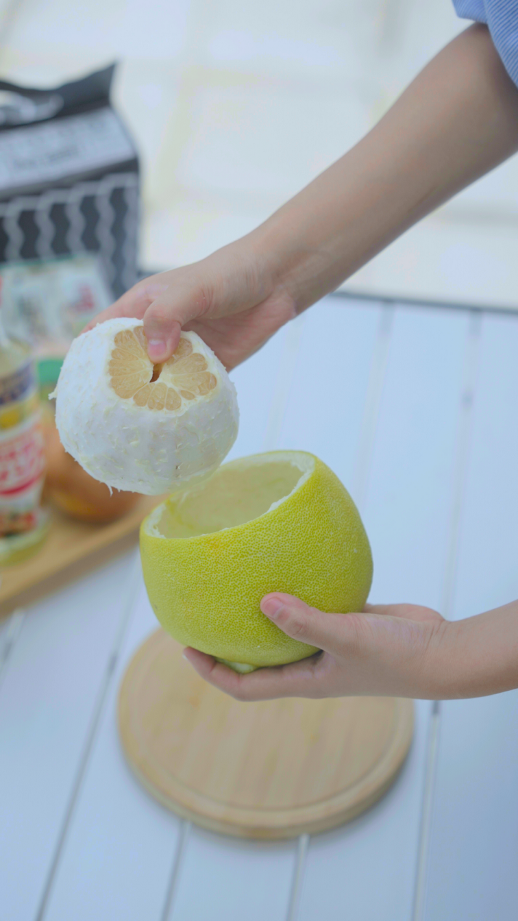 撥柚子果肉,留下柚子皮