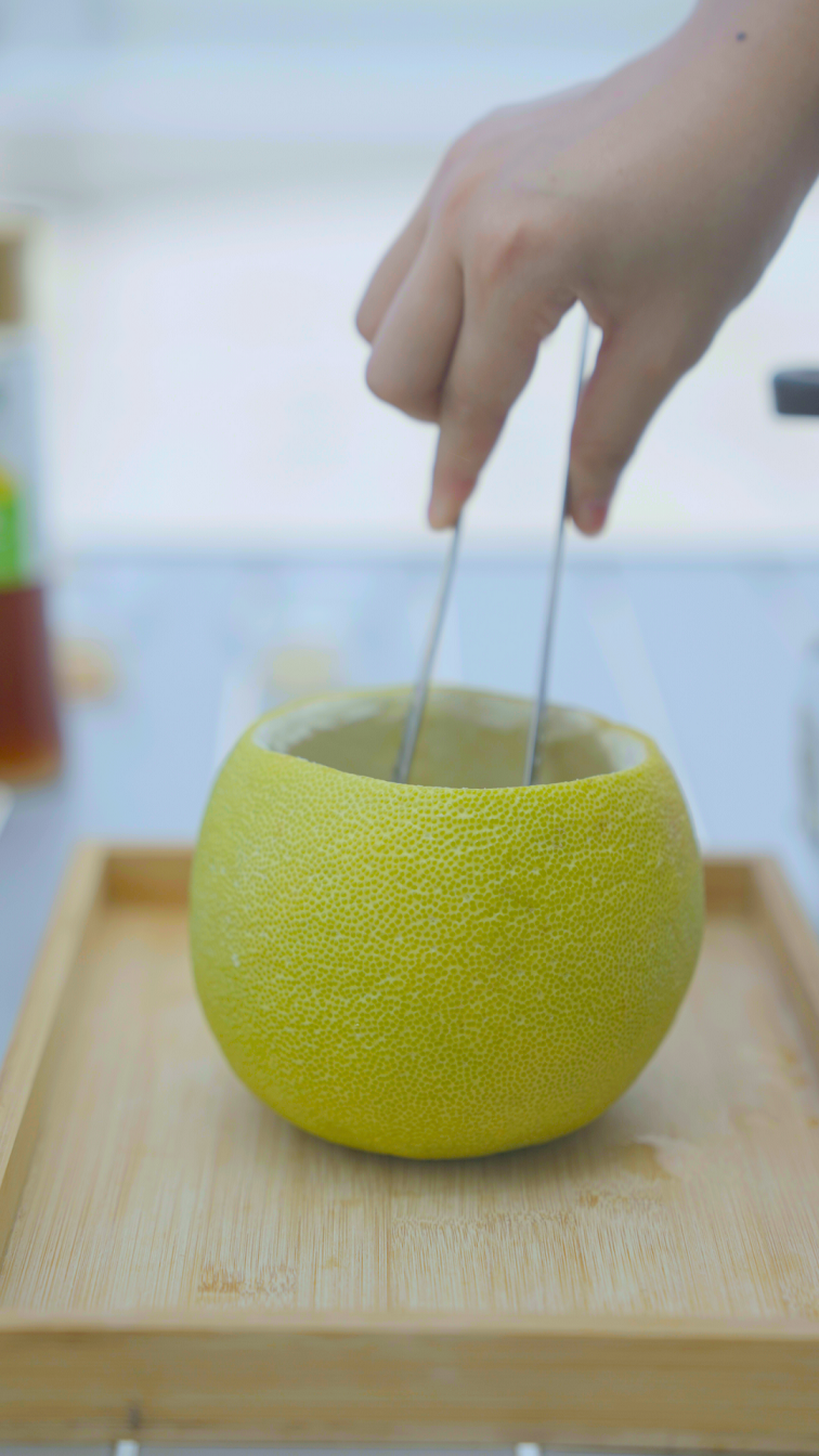 將麵放入柚子碗中