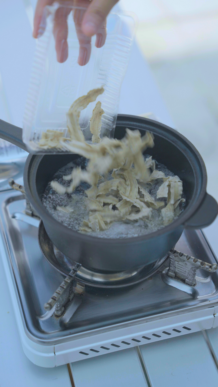 倒入太空食袋麵體