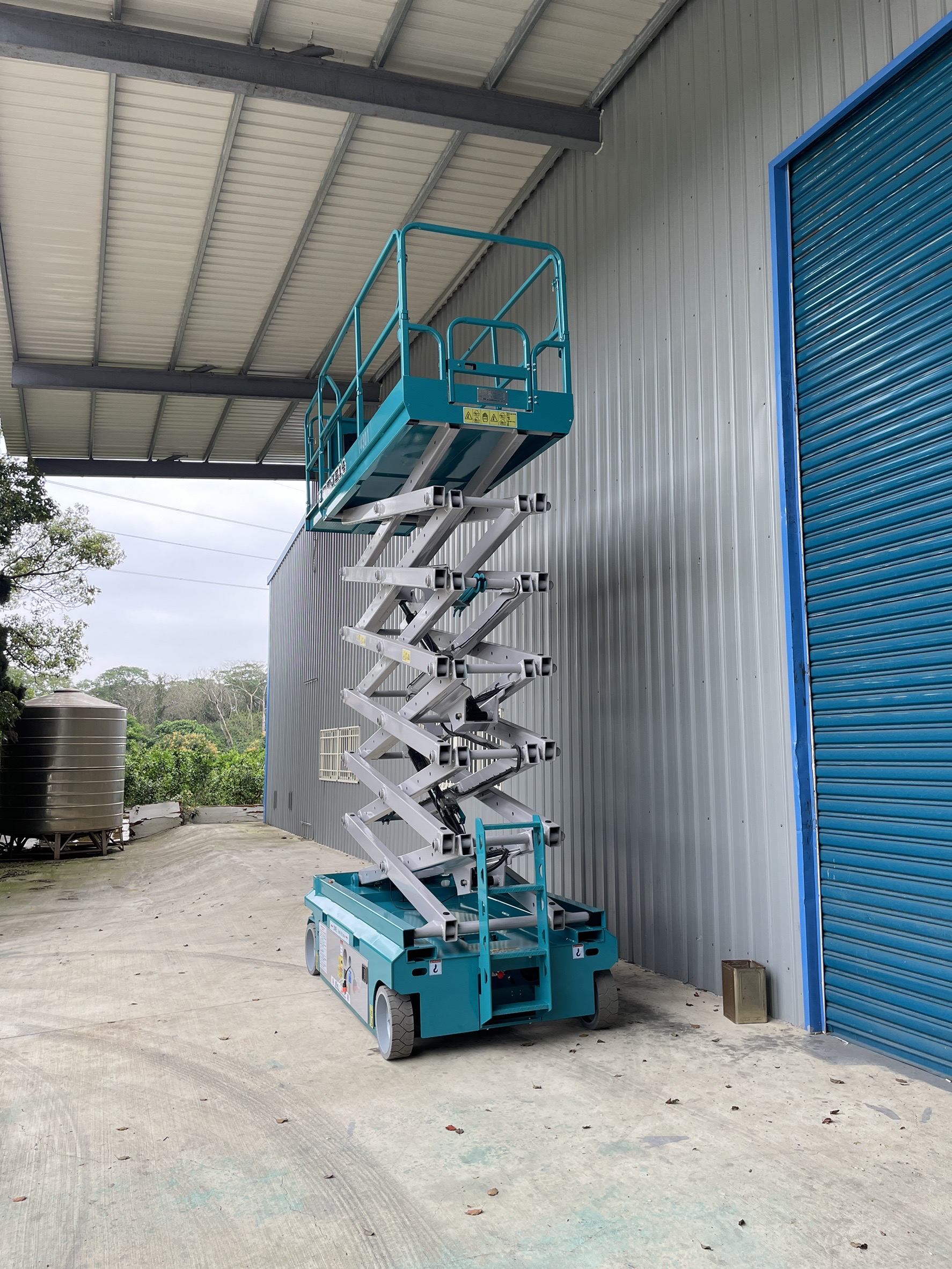 如何做好高空作業升降剪刀車的防雨措施?