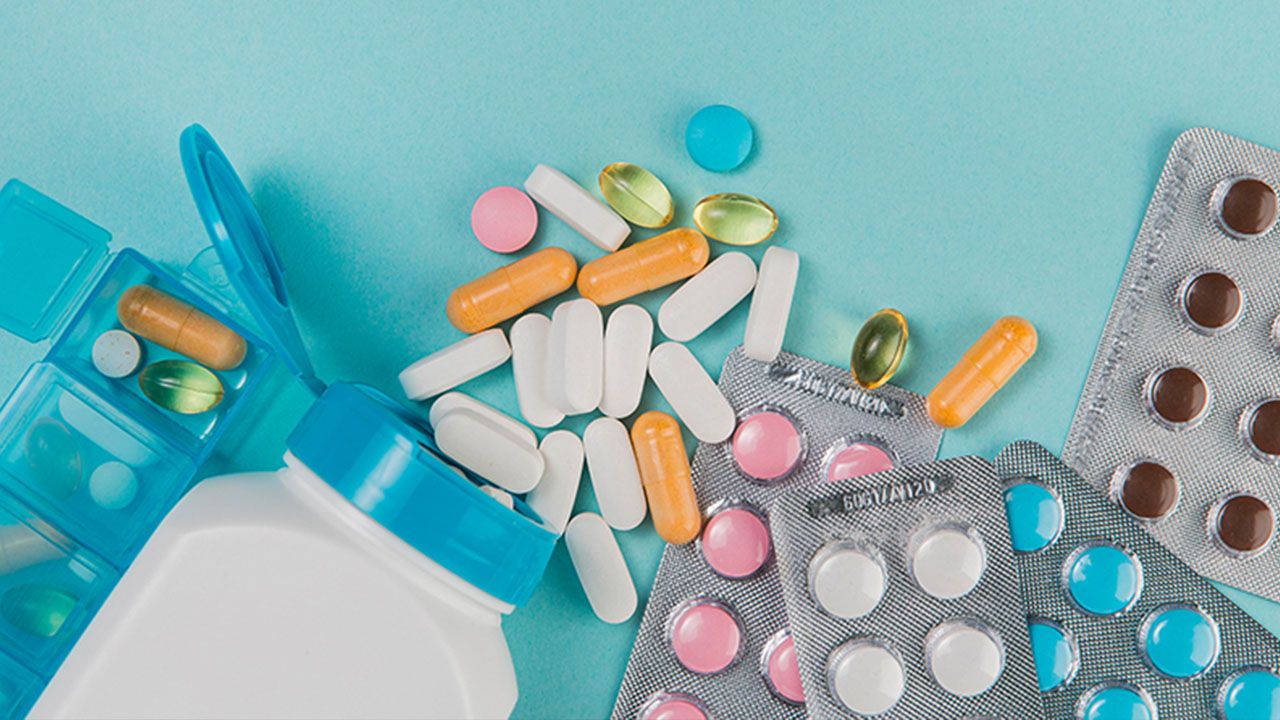 部分藥物的副作用可能有唾液減少問題,導致口腔黏膜過乾而嘴破