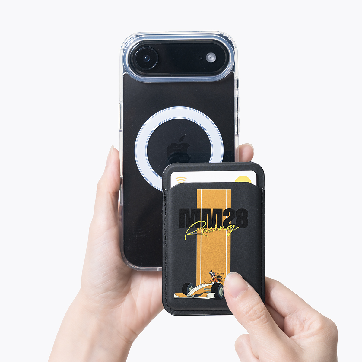 贈引磁貼,解放更多機型。非磁吸手機殼,或是無MagSafe機種也可以磁吸使用(需黏貼於手機殼外側)