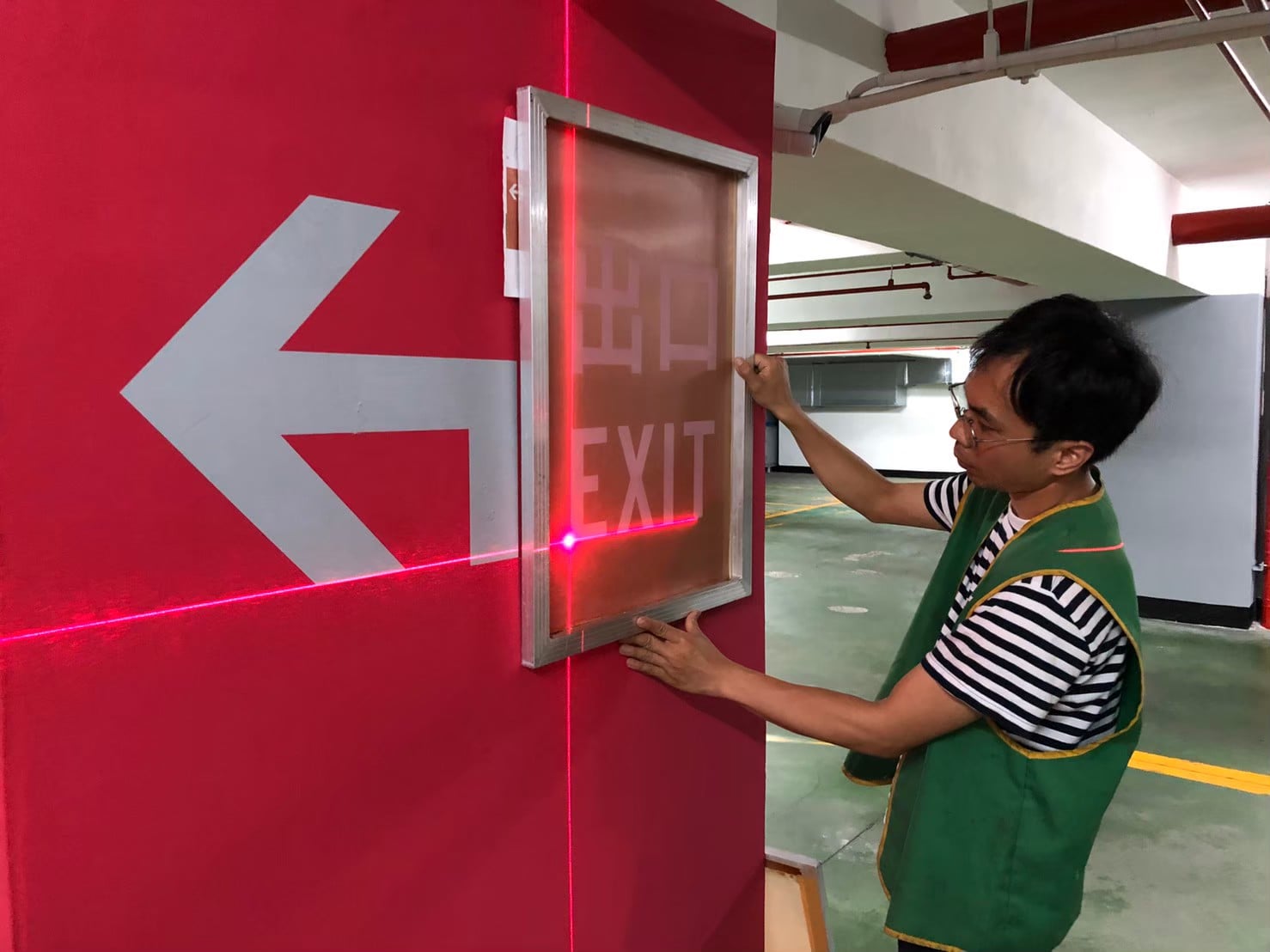 可能是 1 人、站立和室內的圖像