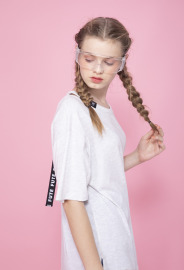 【女款】背後縷空圓領上衣/麻灰白 【女款】背後縷空圓領上衣/麻灰白