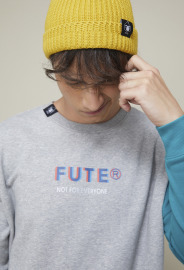 【中性款】3D LOGO拚接袖圓領上衣/麻灰色 【中性款】3D LOGO拚接袖圓領上衣/麻灰色