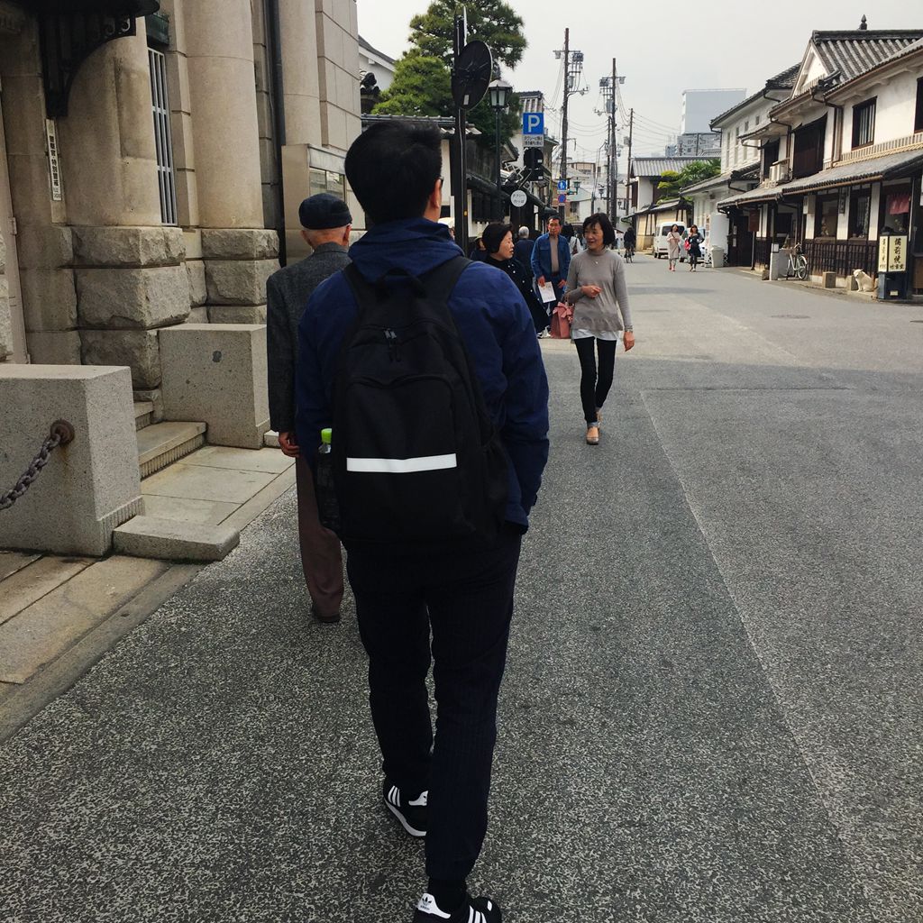 揹著極光黑後背包漫遊在沉靜的倉敷街道