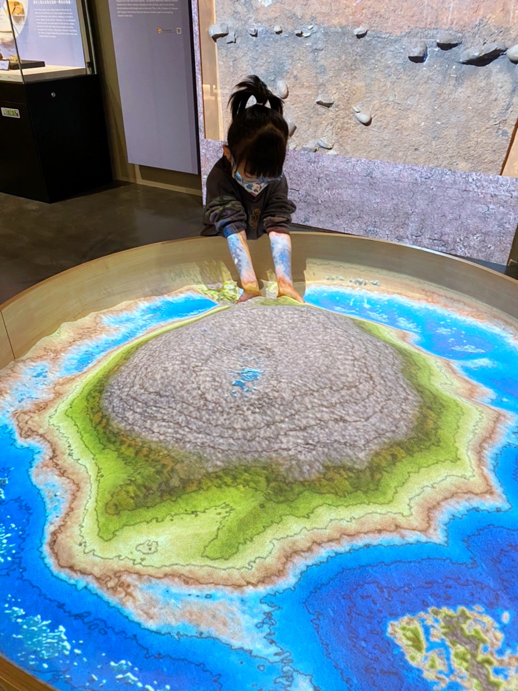 利用動力沙來投影互動等高線模型的變化