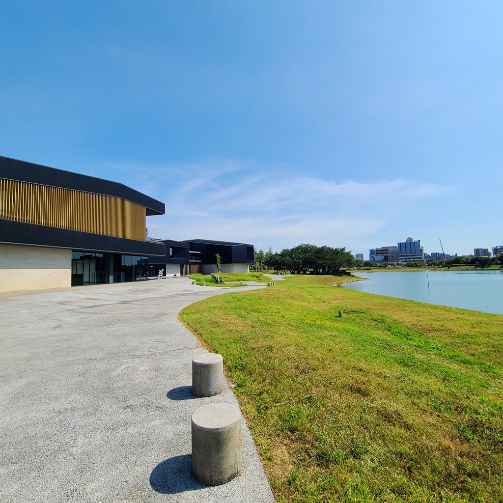 館前的大埤塘更是桃園的經典景觀