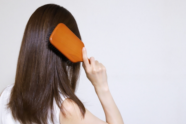 拯救髮際線的正確洗髮步驟一:先把頭髮梳順