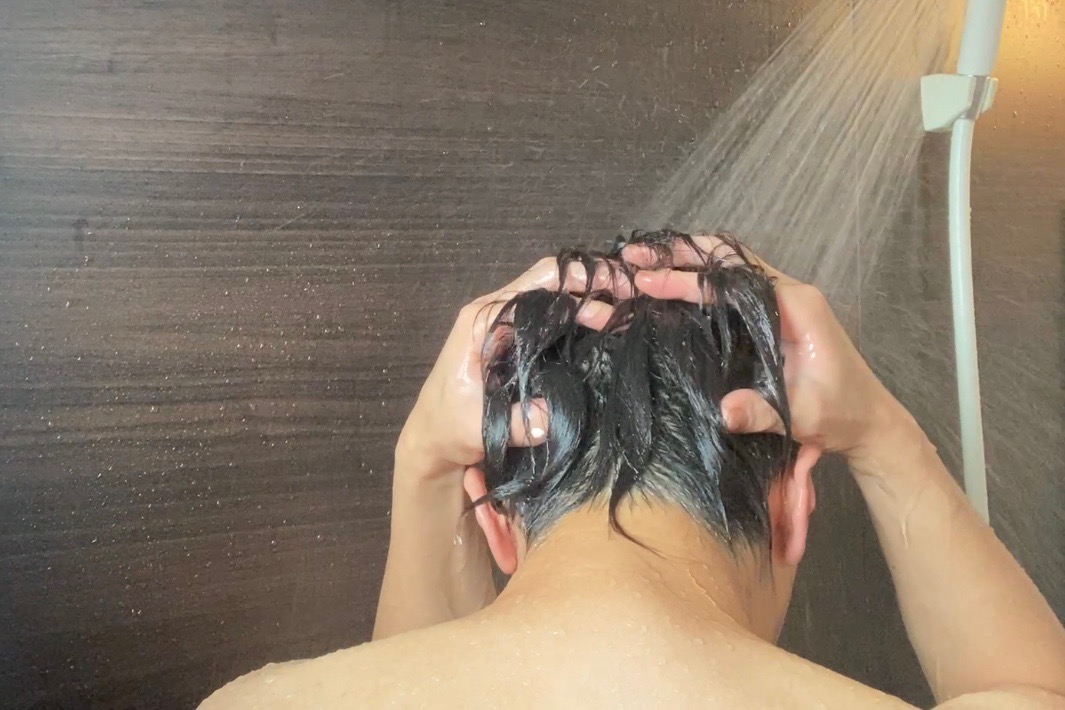 拯救髮際線的正確洗髮步驟二:用適當水溫把頭髮打濕