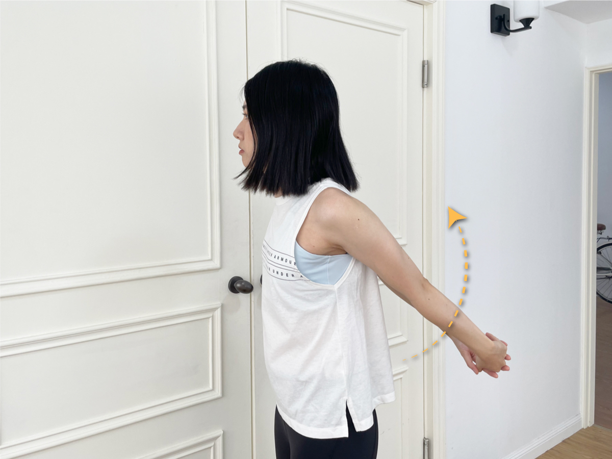 美胸方法推薦擴胸運動:雙手背後交握