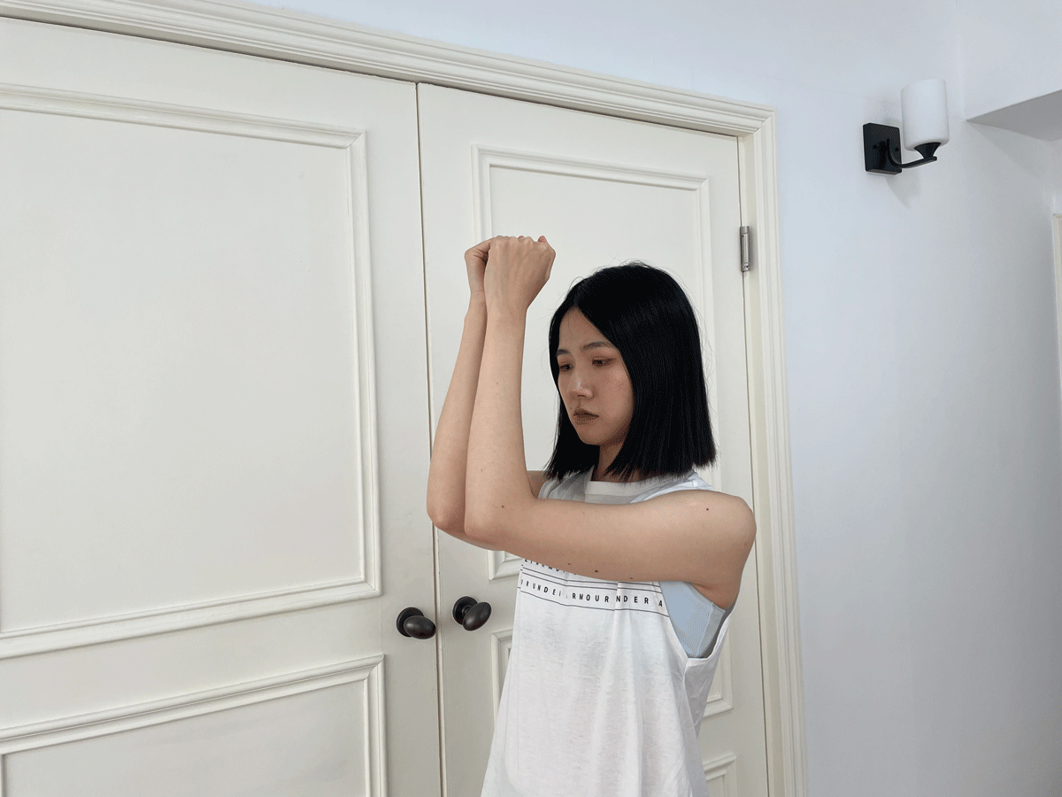 美胸方法推薦的擴胸運動:雙手平舉向後