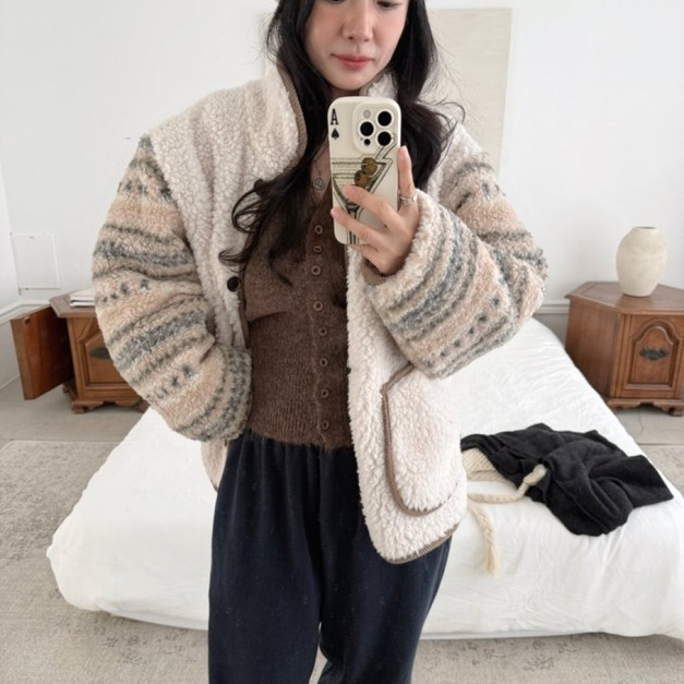 OJO 韓國熱銷拼色袖 羊羔毛外套 3色 Free Size OJO 韓國熱銷拼色袖 羊羔毛外套 3色 Free Size