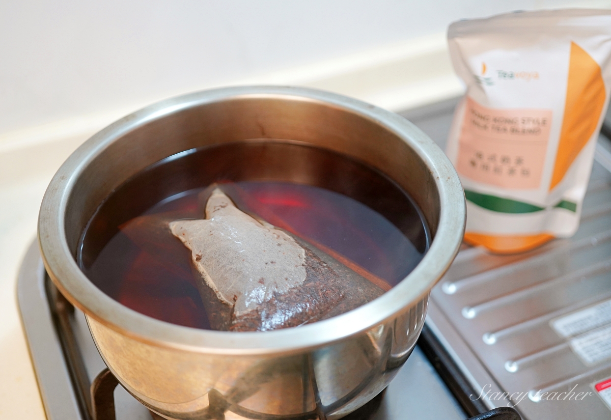 將港式奶茶紅茶包放進鍋內