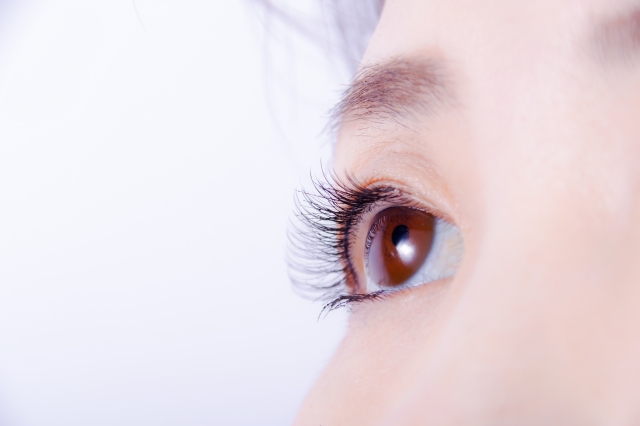 睫毛精華液挑選方式三:確認成分配方的安全性,溫和不薰眼才能持續使用