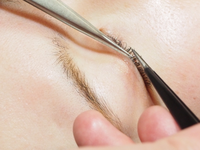 老是覺得自己的睫毛不夠長和濃密,不化妝就一臉想睡覺沒精神,所以之前我會固定每個月都會定期去接睫毛。