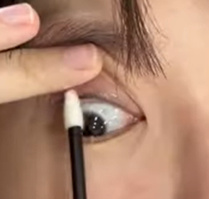 睫毛的根部塗抹薄薄一層