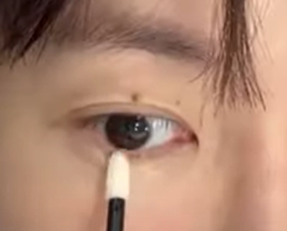 睫毛的根部塗抹薄薄一層