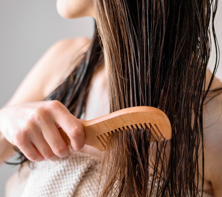 髮油用法步驟 1. 濕髮時先塗抹