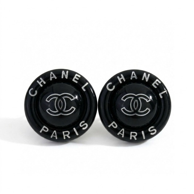 CHANEL 黑色圓形浮雕 CC logo PARIS 耳釘 CHANEL 黑色圓形浮雕 CC logo PARIS 耳釘
