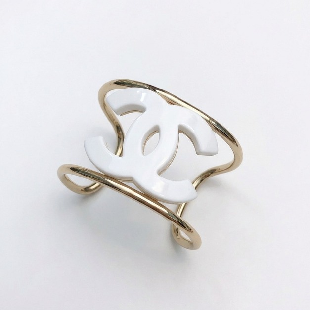 CHANEL 金色邊框白色 CC Logo 開口手鐲 CHANEL 金色邊框白色 CC Logo 開口手鐲