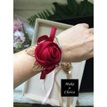 【A181105】【現貨】緞面玫瑰花金葉綁帶式手腕花胸花【酒紅色】_1 【A181105】【現貨】緞面玫瑰花金葉綁帶式手腕花胸花【酒紅色】_1