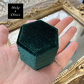 H230601【現貨】質感絲絨六角單戒盒首飾盒婚戒盒求婚訂婚拍照道具【粉紅色、墨綠色、青藍色】_4 H230601【現貨】質感絲絨六角單戒盒首飾盒婚戒盒求婚訂婚拍照道具【粉紅色、墨綠色、青藍色】_4