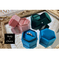 H230601【現貨】質感絲絨六角單戒盒首飾盒婚戒盒求婚訂婚拍照道具【粉紅色、墨綠色、青藍色】 H230601【現貨】質感絲絨六角單戒盒首飾盒婚戒盒求婚訂婚拍照道具【粉紅色、墨綠色、青藍色】