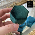 H230601【現貨】質感絲絨六角單戒盒首飾盒婚戒盒求婚訂婚拍照道具【粉紅色、墨綠色、青藍色】_3 H230601【現貨】質感絲絨六角單戒盒首飾盒婚戒盒求婚訂婚拍照道具【粉紅色、墨綠色、青藍色】_3