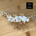 A231006【現貨】手工優雅白色陶瓷花水鑽珍珠金葉髮梳。新娘飾品派對表演寫真造型飾品_2 A231006【現貨】手工優雅白色陶瓷花水鑽珍珠金葉髮梳。新娘飾品派對表演寫真造型飾品_2