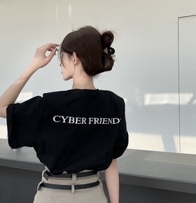 現貨無退換|韓版背面字母墊肩寬鬆T桖 現貨無退換|韓版背面字母墊肩寬鬆T桖