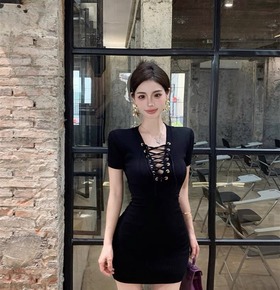 現貨無退換|性感交叉綁帶包臀洋 現貨無退換|性感交叉綁帶包臀洋