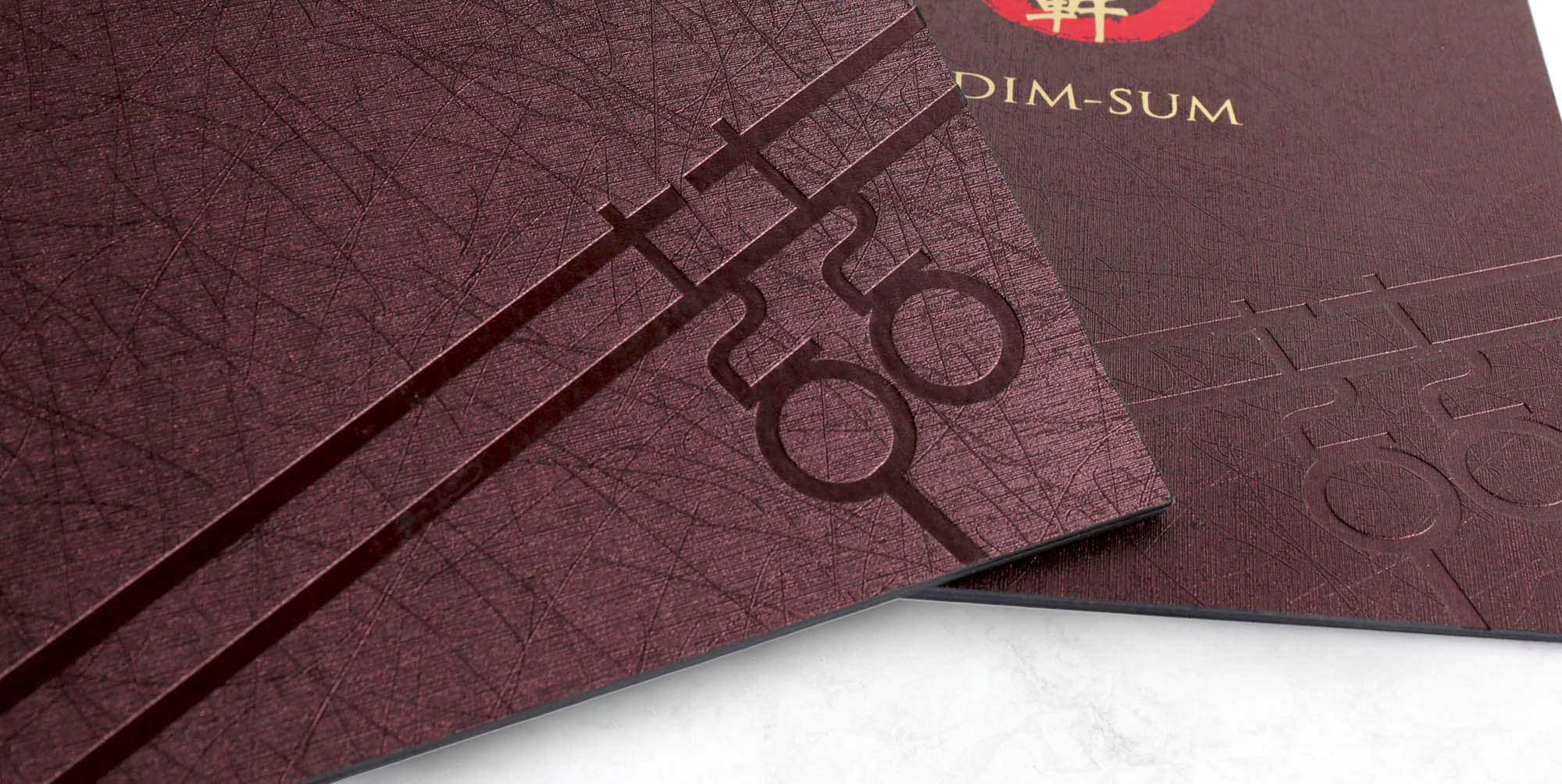 為了讓您的菜單更吸睛,我們提供多種高級加工技術,  如燙金處理,讓封面增添華麗感,提升品牌價值;  烙印技術,適用於皮革等高質感材質,帶來低調奢華的紋理效果。  我們致力於提供一站式服務,從設計到製作全程為您提供專業協助,讓您省時省力。  同時,我們的多元加工選項和專業建議,能幫助您在激烈的市場中脫穎而出。  選擇我們,意味著選擇了專業與品質,打造出獨一無二的菜單本,提升餐廳形象,吸引更多顧客的目光。