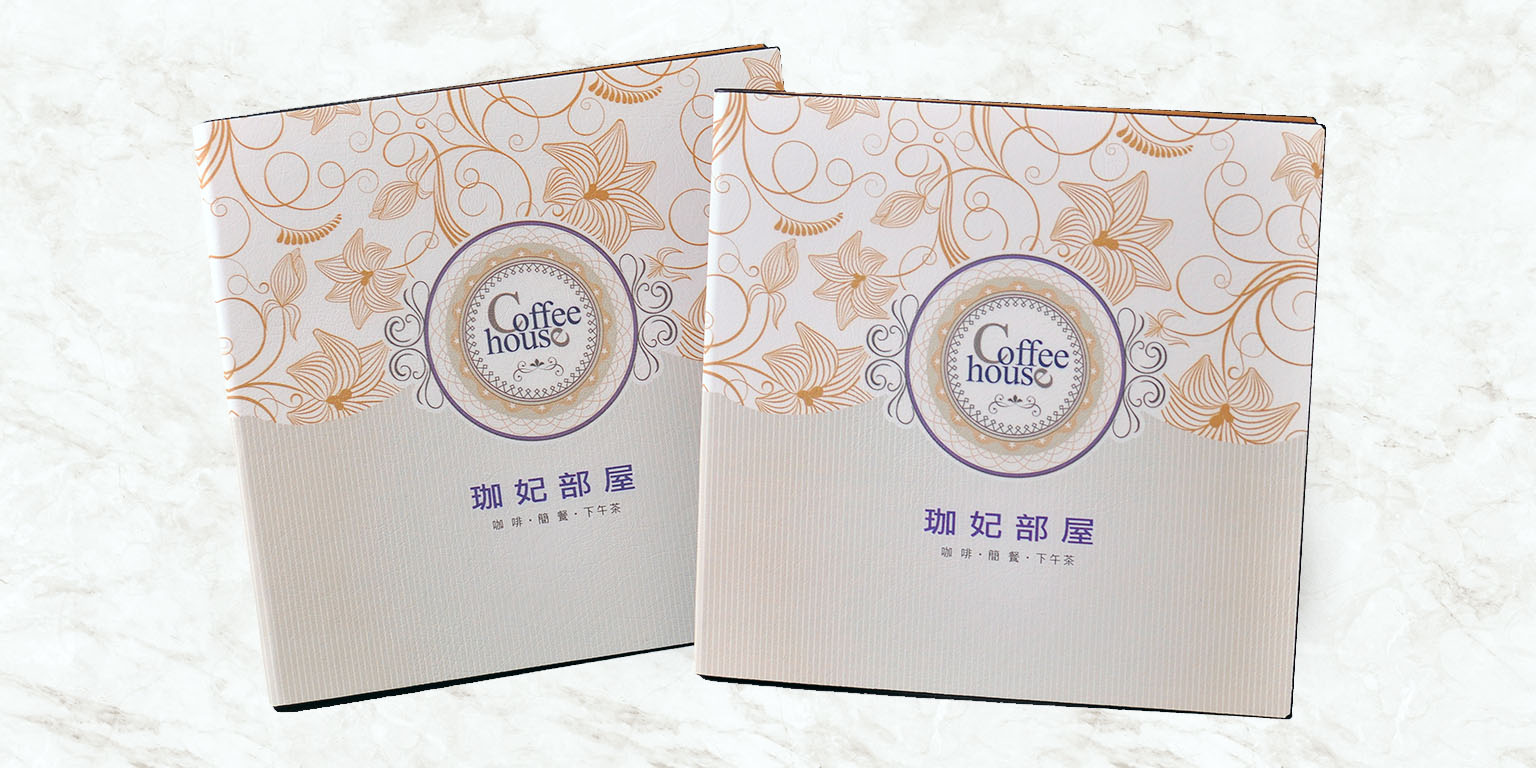 彩噴LOGO是菜單封面加工的理想選擇,能呈現豐富的色彩與細緻的圖文效果,提升品牌辨識度。適用於皮革、PVC等材質,具有耐用、防水特性,可用酒精擦拭清潔,符合衛生需求且不易脫色。此外,彩噴無需額外開版,製作靈活省時,特別適合小批量訂製或經常更新的菜單。這項技術兼具美觀性與實用性,是打造高質感菜單的不二之選。