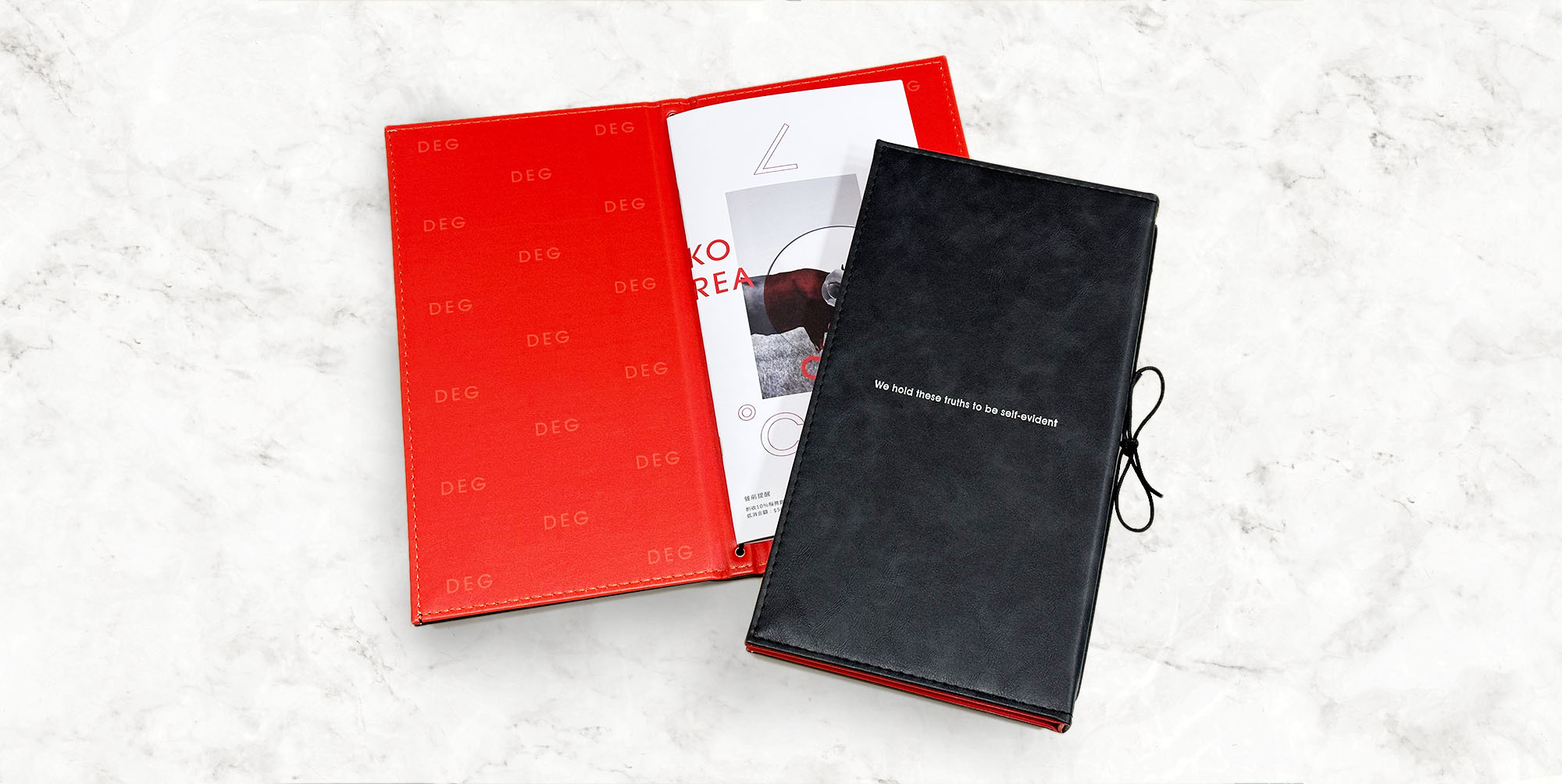 彩噴LOGO不僅外觀精美,還具有出色的耐用性。加工後的封面適用於多種材質,例如皮革和PVC,其表面耐磨、防水,能直接用酒精擦拭清潔,保持衛生且不易脫色,非常適合日常高頻使用的餐廳環境。