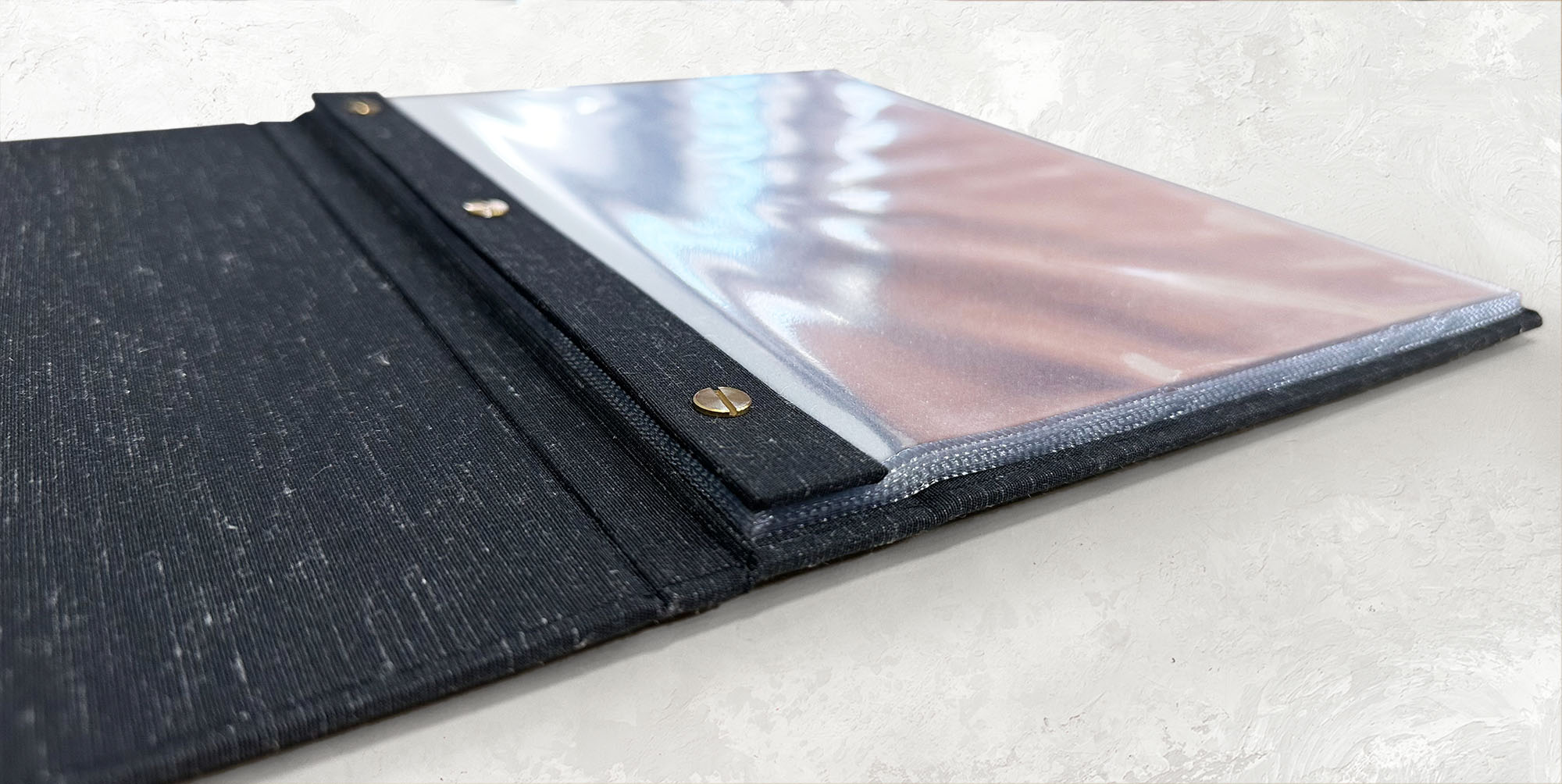 麻布材質.麻布菜單.金屬標牌.內頁可替換.有質感的菜單.菜單本,菜單,菜單設計,菜單製作,製作菜單,高雄製作菜單,高雄廣告設計,高雄菜單,麻繩菜單,牛皮紙菜單,酒菜單,日料菜單,輸出裝訂,高級中式料理,中華料理,訂製菜單本,台式菜單設計,菜單邊條設計,菜單輸出,菜單設計製作,菜單設計印製,中華餐廳,眷村美食,菜單封面設計,菜單印刷,牛皮紙創意,菜單外殼,菜單夾,菜單套,菜單套夾,MENU,台灣美食,活頁菜單,牛皮紙菜單,皮製菜單,精裝,精裝菜單,自製菜單裝訂,木頭菜單,木頭MENU,精品咖啡店菜單,,menu設計,menu製作,menu印刷,A4精裝MENU